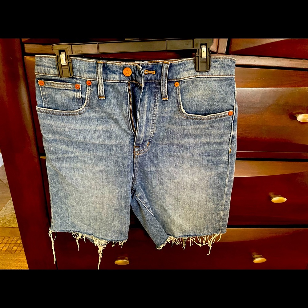 Mid-thigh cut-off shorts